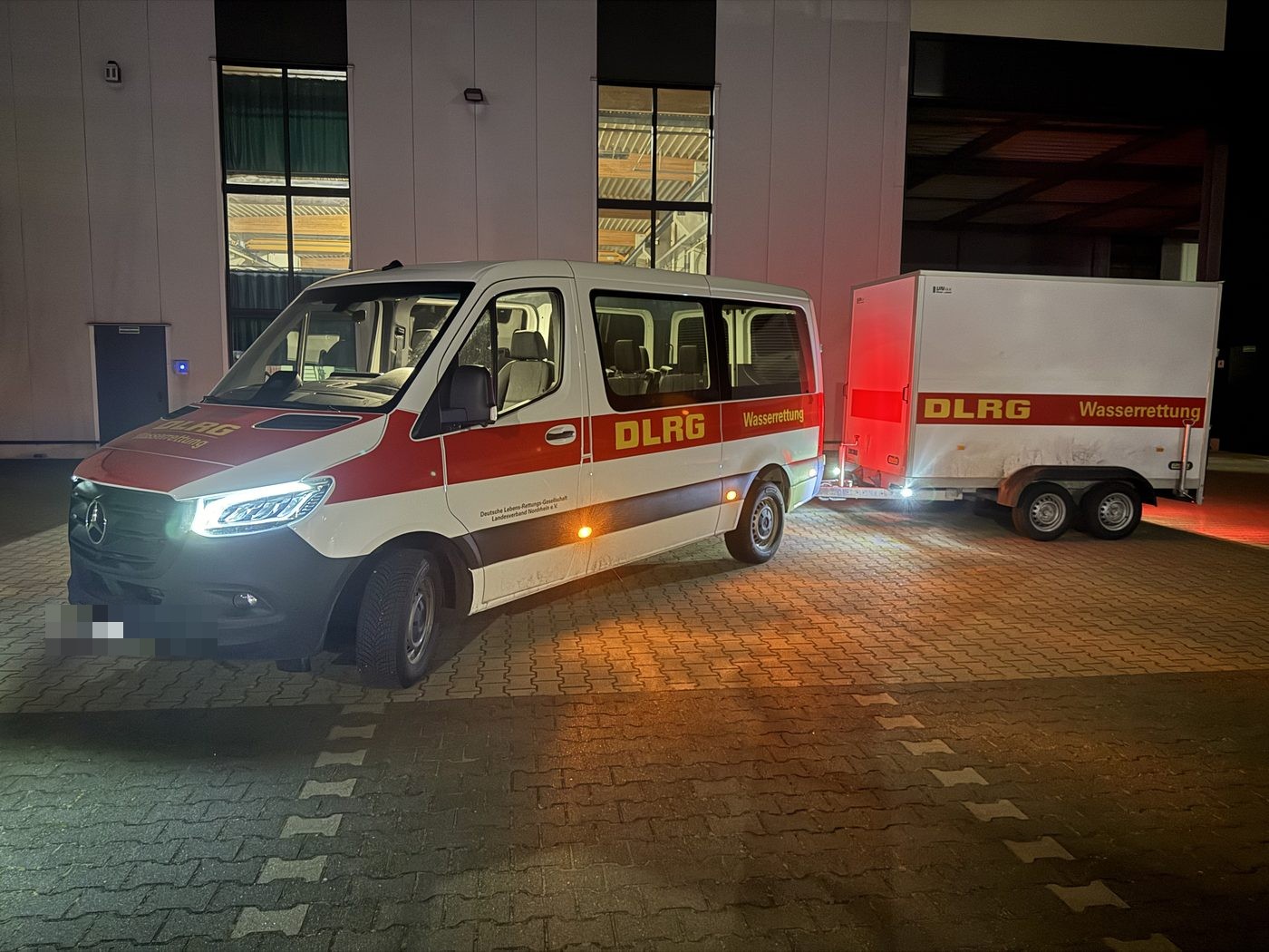 Vollfolierter DLRG-Rettungsbus mit passendem Anhänger