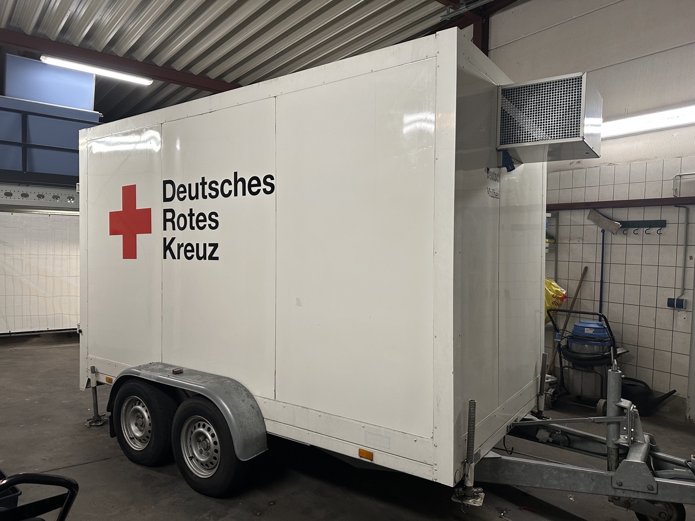 Beschrifteter Anhänger des Deutschen Roten Kreuzes