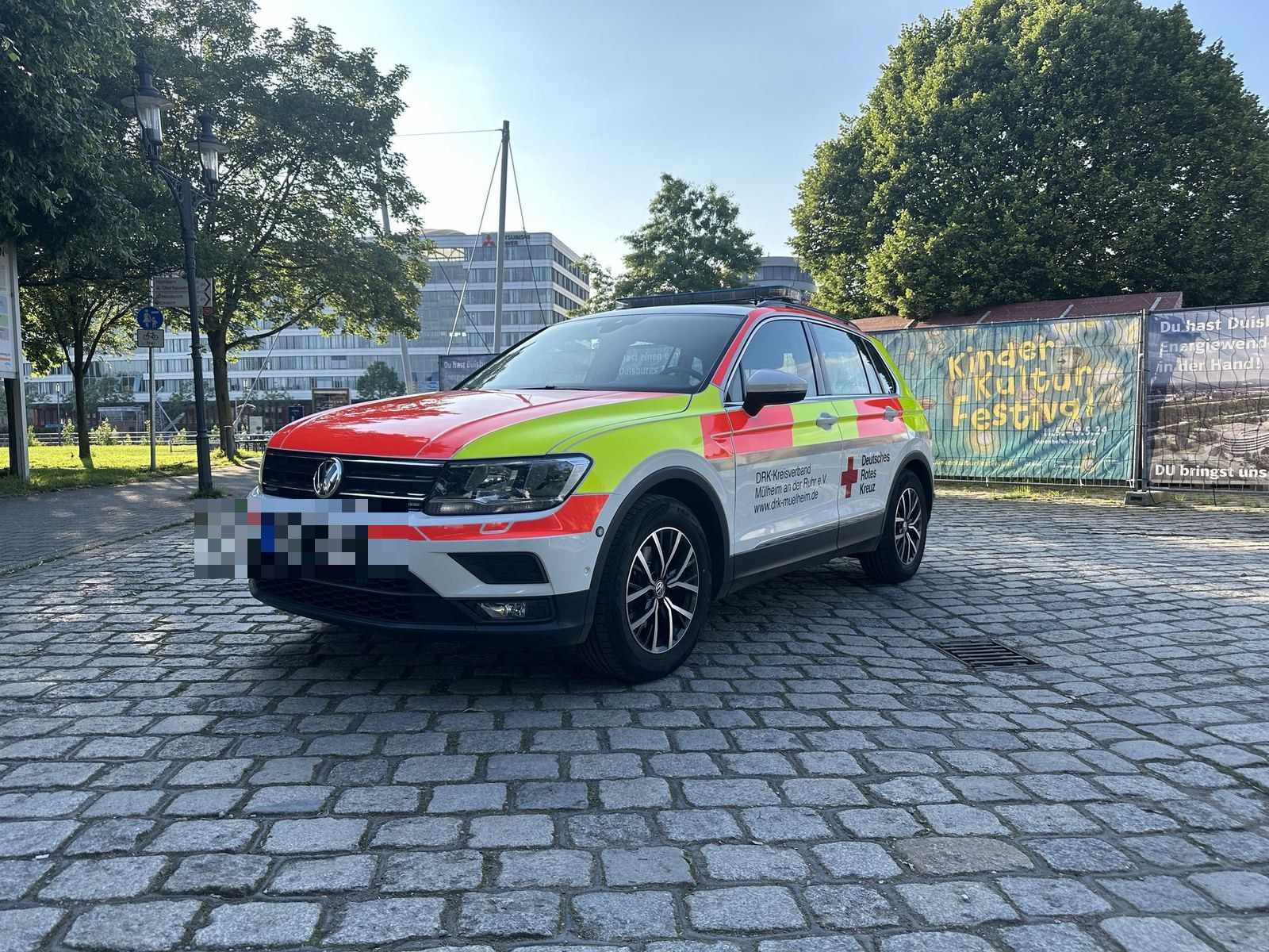 Rettungsfahrzeug mit Warnfolierung
