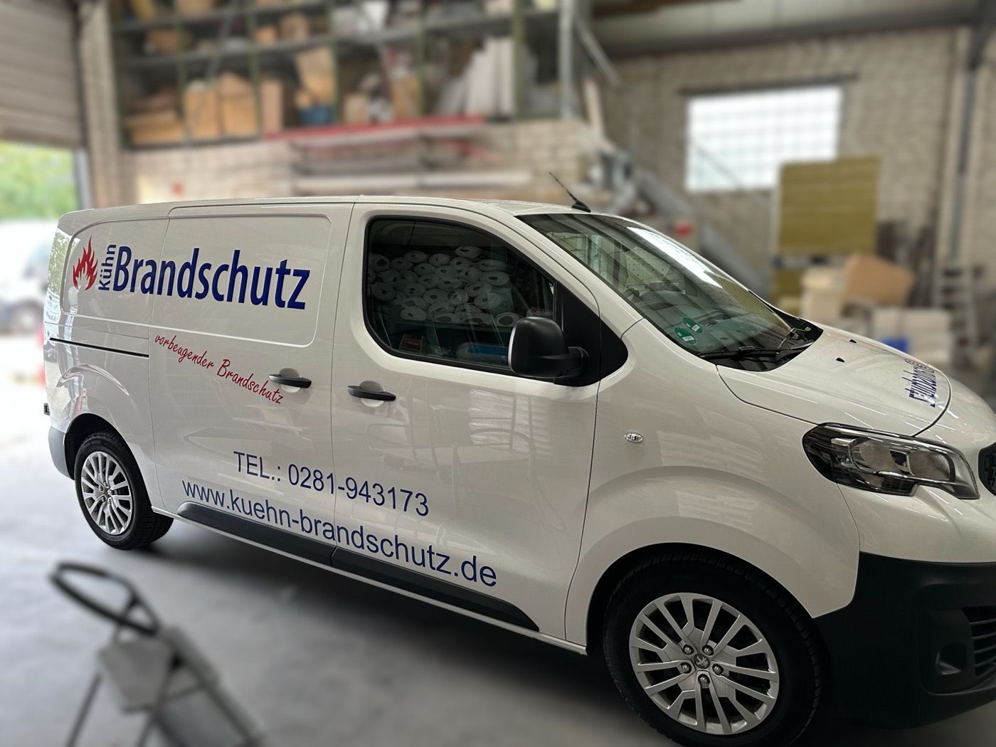 Firmenwagen mit Logo und Kontaktdaten