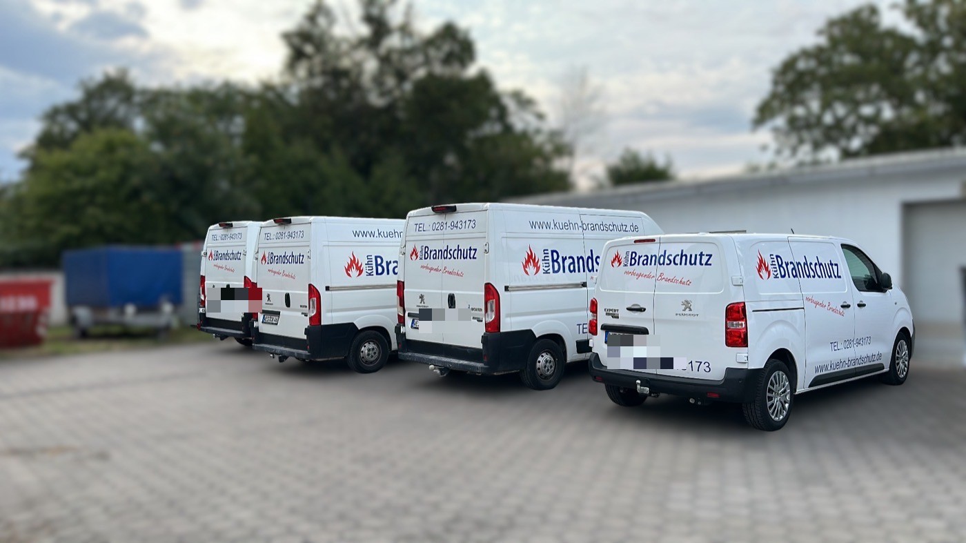 Fahrzeugflotte mit Firmenbeschriftung
