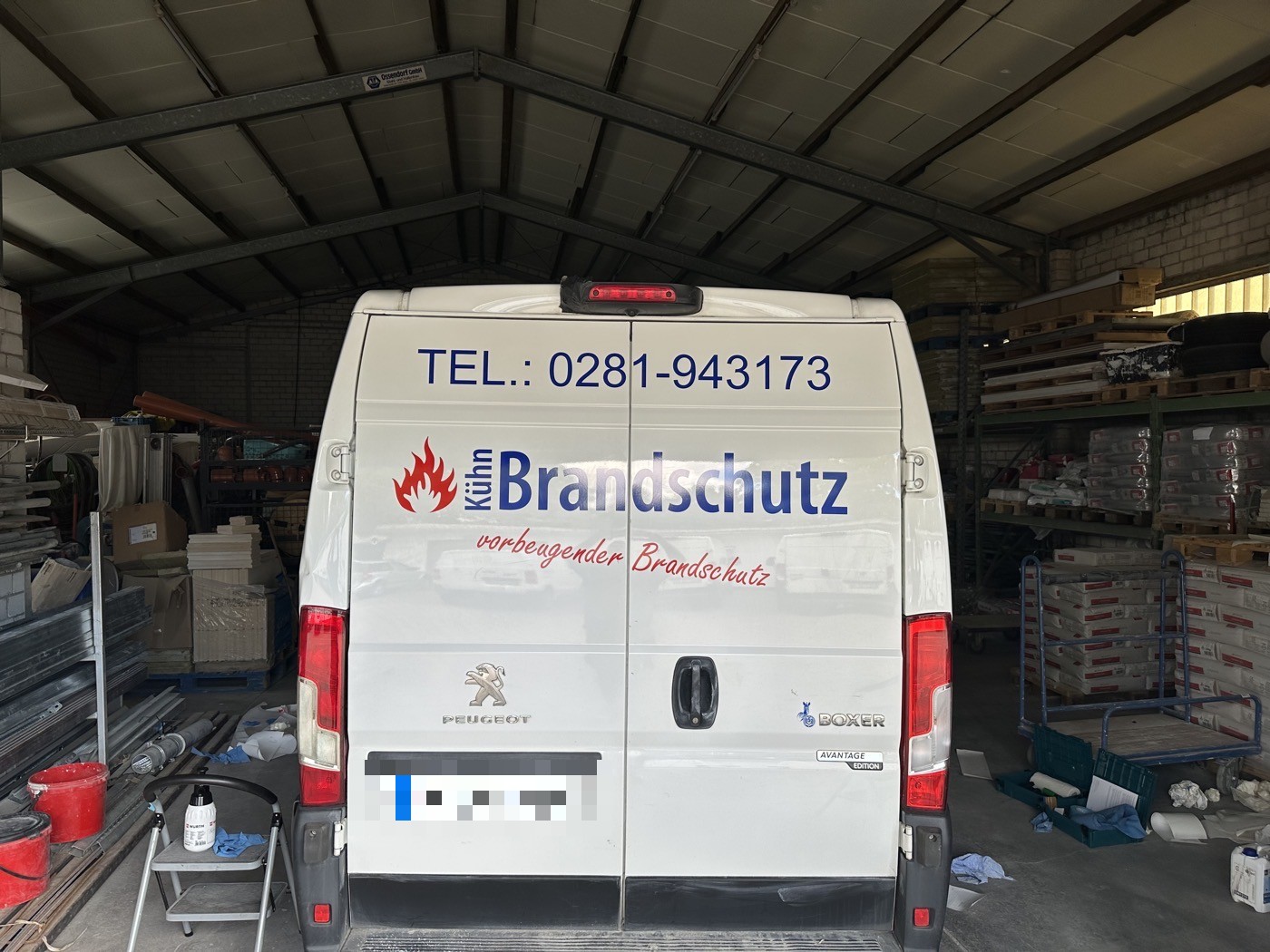 Firmenwagen mit Heckbeschriftung
