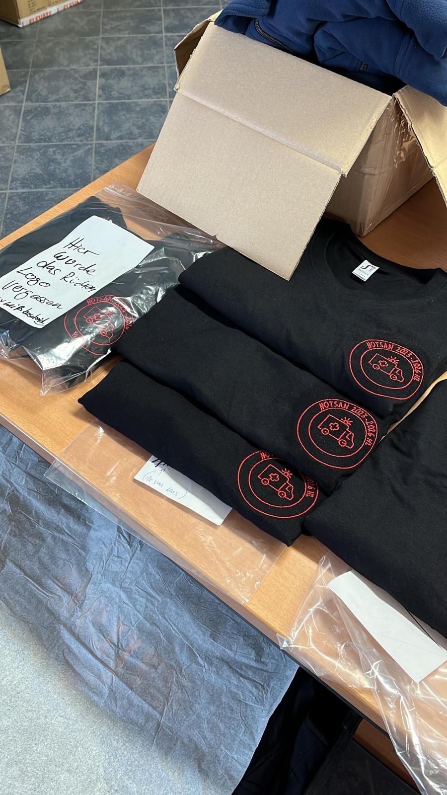 Bedruckte Shirts mit rundem Vereinslogo, versandfertig verpackt