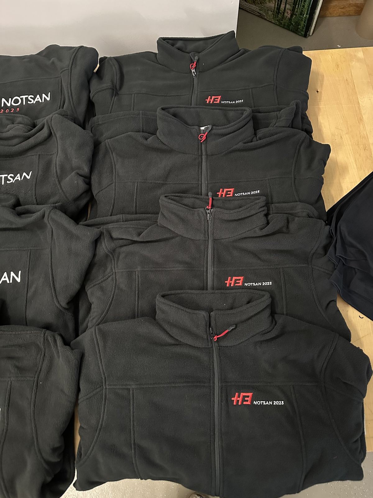 Fertig bedruckte und verpackte T-Shirts