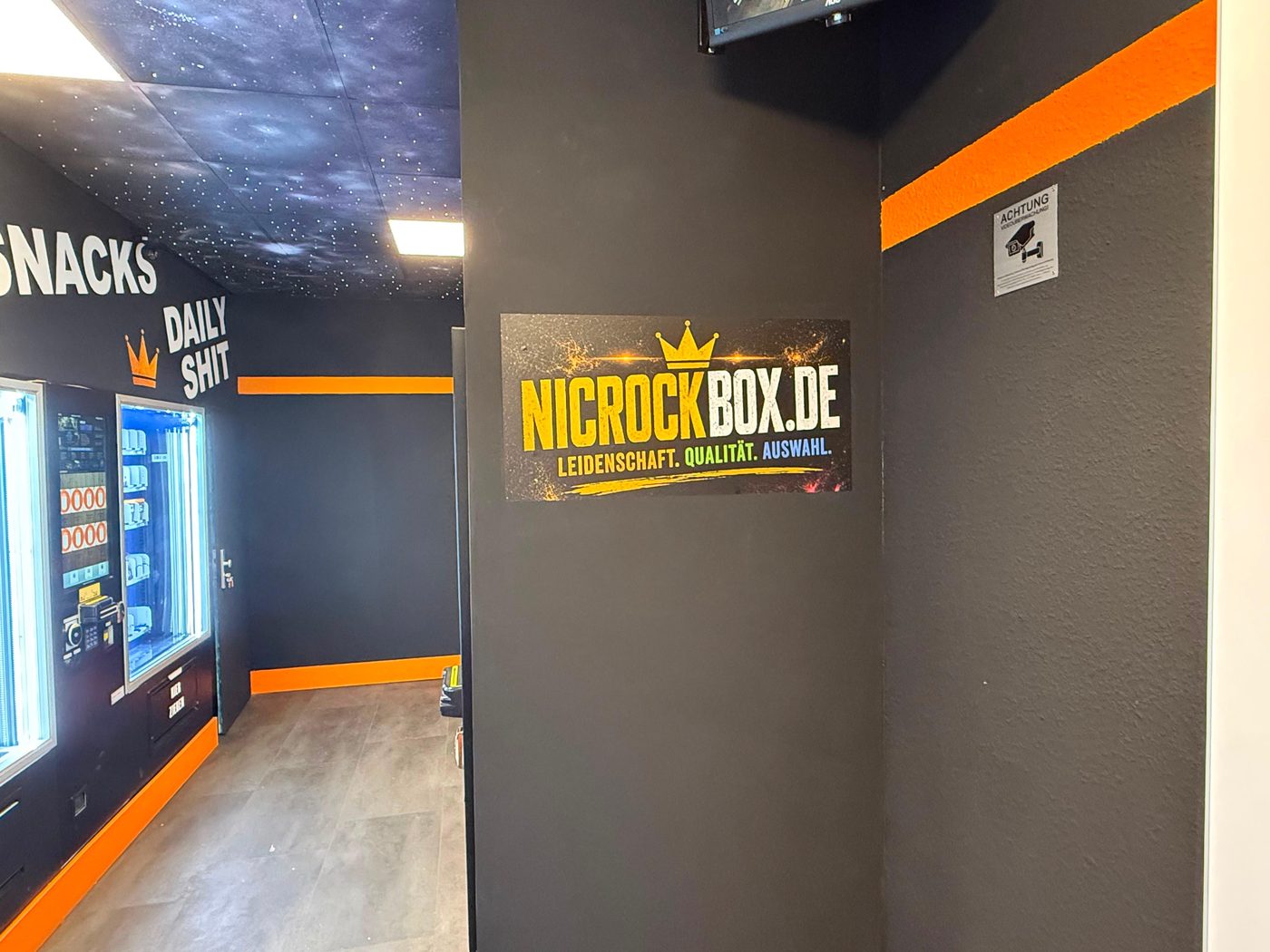 Beschilderung und Logo an einer Innenwand