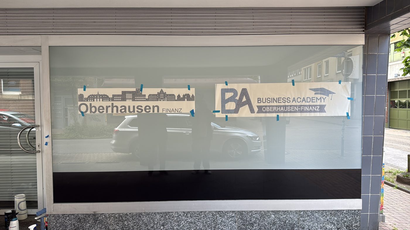 Schaufensterbeschriftung eines Finanzberatungsbüros