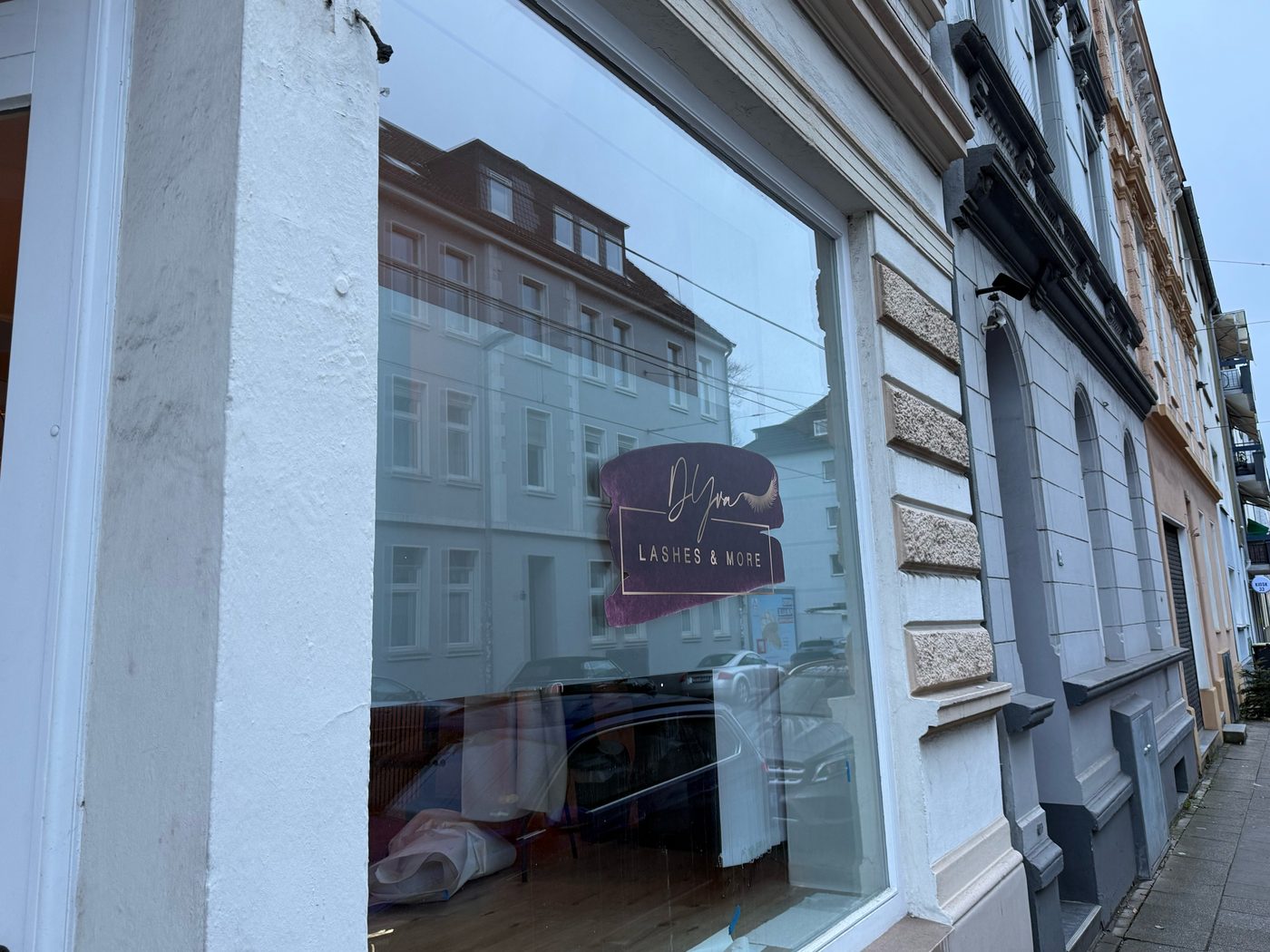 Beschriftetes Schaufenster eines Ladenlokals